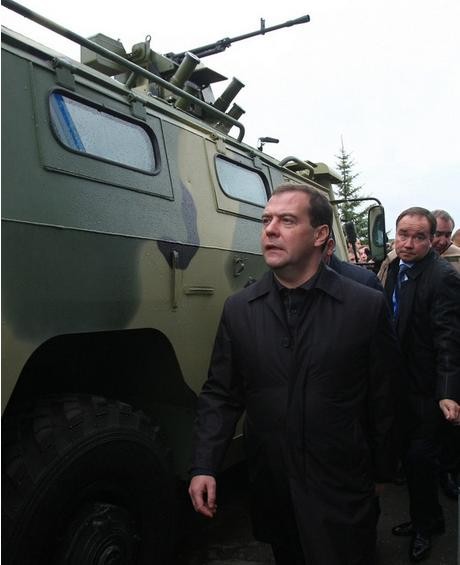 Thủ tướng Nga Medvedev hiếu kỳ trước vũ khí mới tại Triển lãm vũ khí Nga ở thành phố Nizhny Tagil.